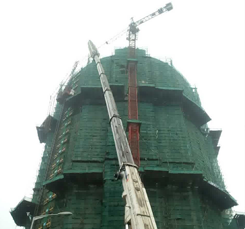 灞桥吊车在工地上作业